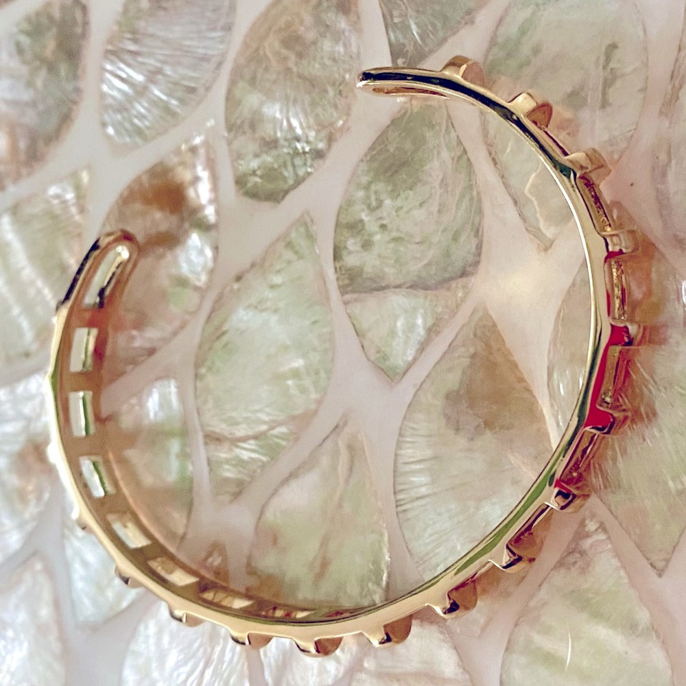 Pretty cuff bracelet in golden tone metal - Picture 6 of 16